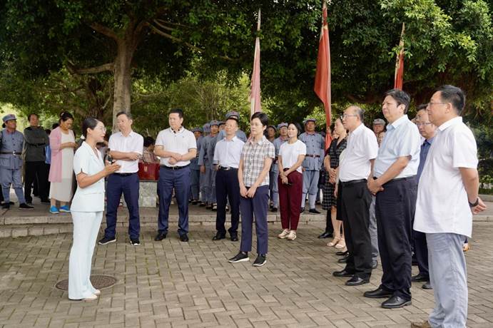 说明: 长征渡口听微党课